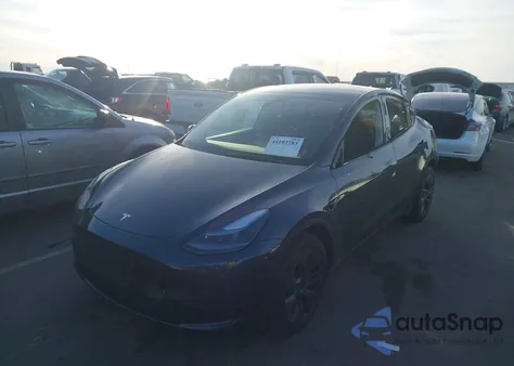 2025 Tesla Model Y Long Range Dual Motor Rear-Wheel Drive z USA, uszkodzony, nr VIN 7SAYGDED0SA348838